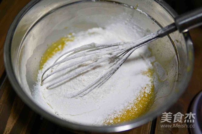 粉红波点戚风蛋糕的做法步骤:2