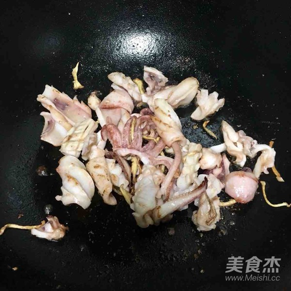 元椒芹菜炒土鱿（干鱿鱼）的做法步骤：6