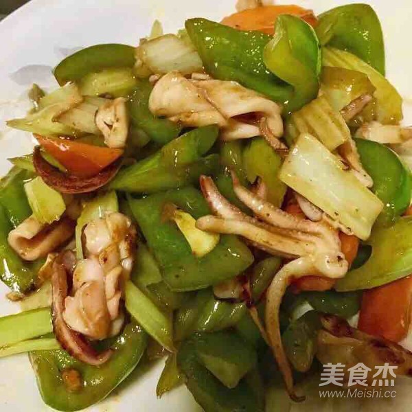 元椒芹菜炒土鱿（干鱿鱼）的做法步骤：10