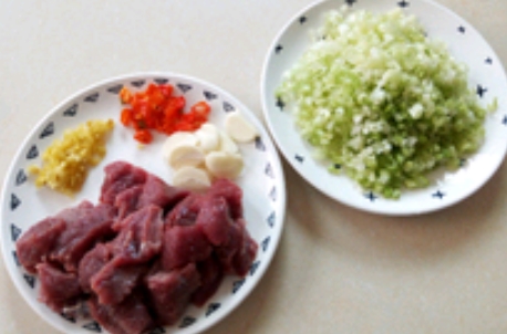 芹菜炒牛肉的做法步骤：2