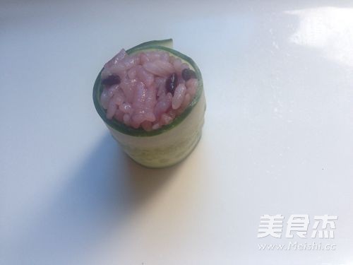 鲜虾芦笋黄瓜寿司卷的做法步骤:7