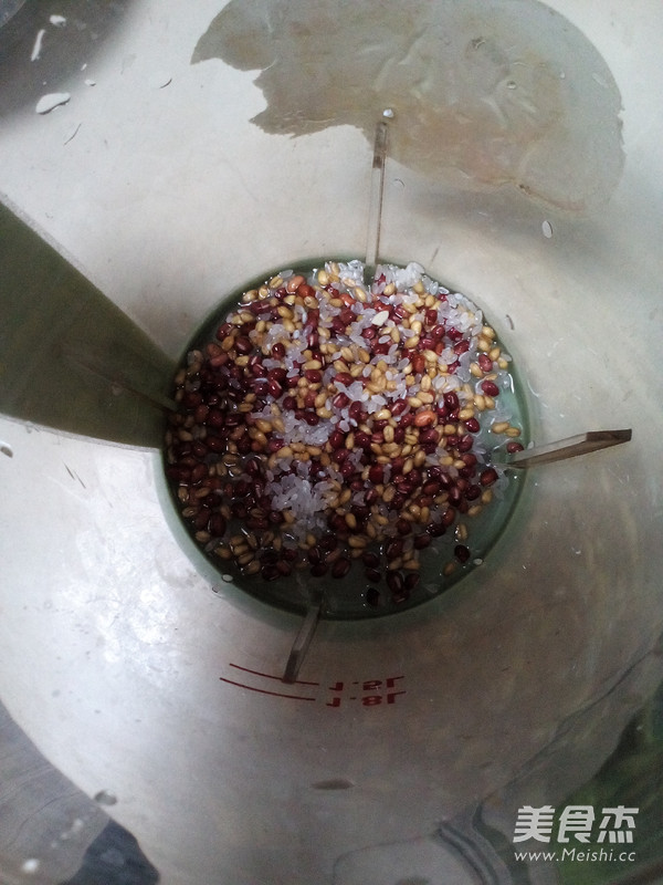 红豆麦仁豆浆的做法步骤：3