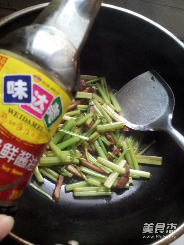 叉烧肉炒芹菜的做法步骤：10