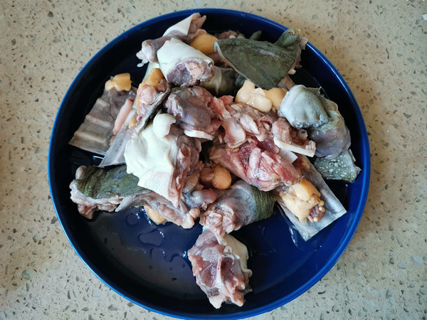 鸡腿菇炖甲鱼煲的做法步骤：1