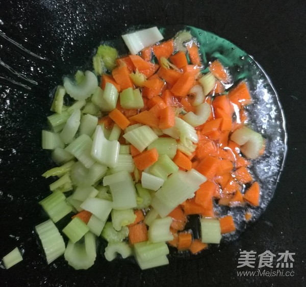 酸酸甜甜就是菠萝炒饭的做法步骤：2