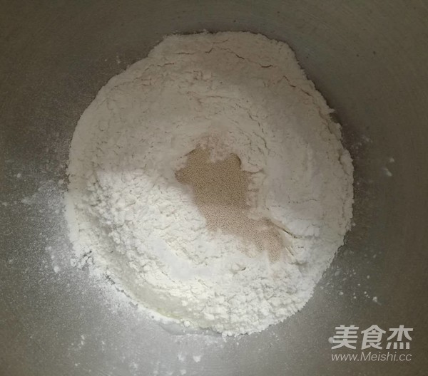 毛毛虫豆沙面包的做法步骤：1