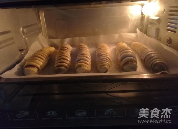 毛毛虫豆沙面包的做法步骤：13