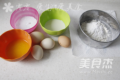 圣诞节海绵纸杯蛋糕的做法步骤：1