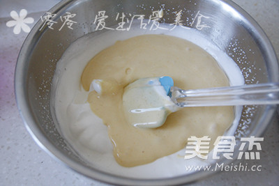 戚风草莓果酱蛋糕卷的做法步骤:4