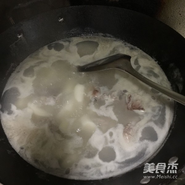 山药排骨汤锅的做法步骤：4