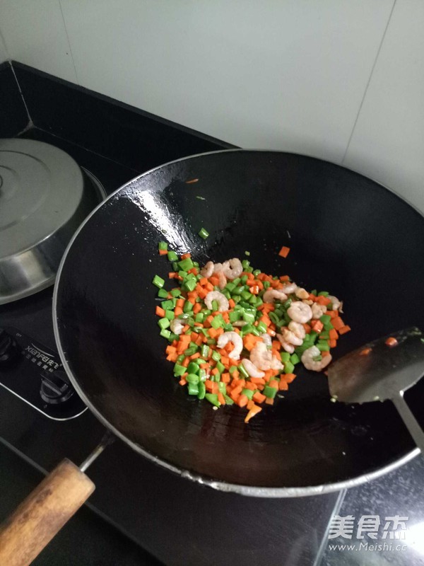 虾仁蛋炒饭的做法步骤：6