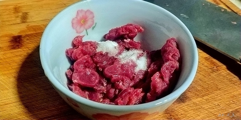 芹菜炒牛肉的做法步骤：4