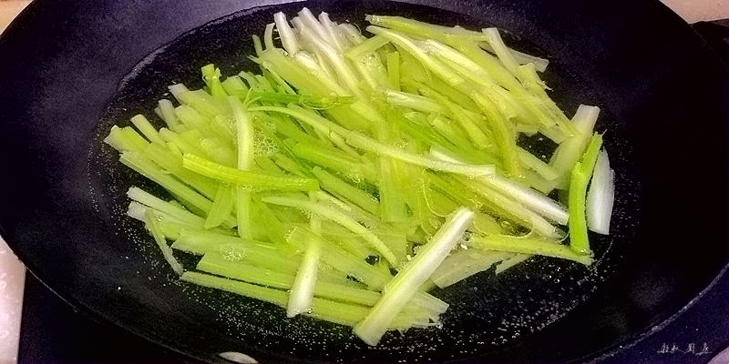 芹菜炒牛肉的做法步骤：8