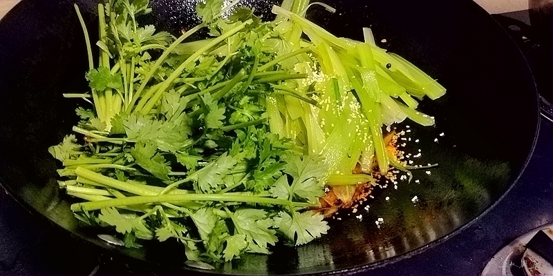 芹菜炒牛肉的做法步骤：12