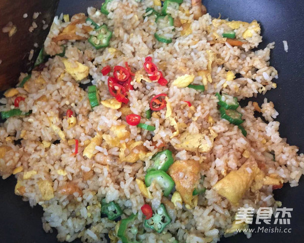 秋葵虾仁味噌蛋炒饭的做法步骤：8