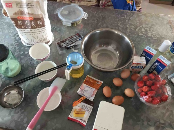 草莓奶油蛋糕的做法步骤：1