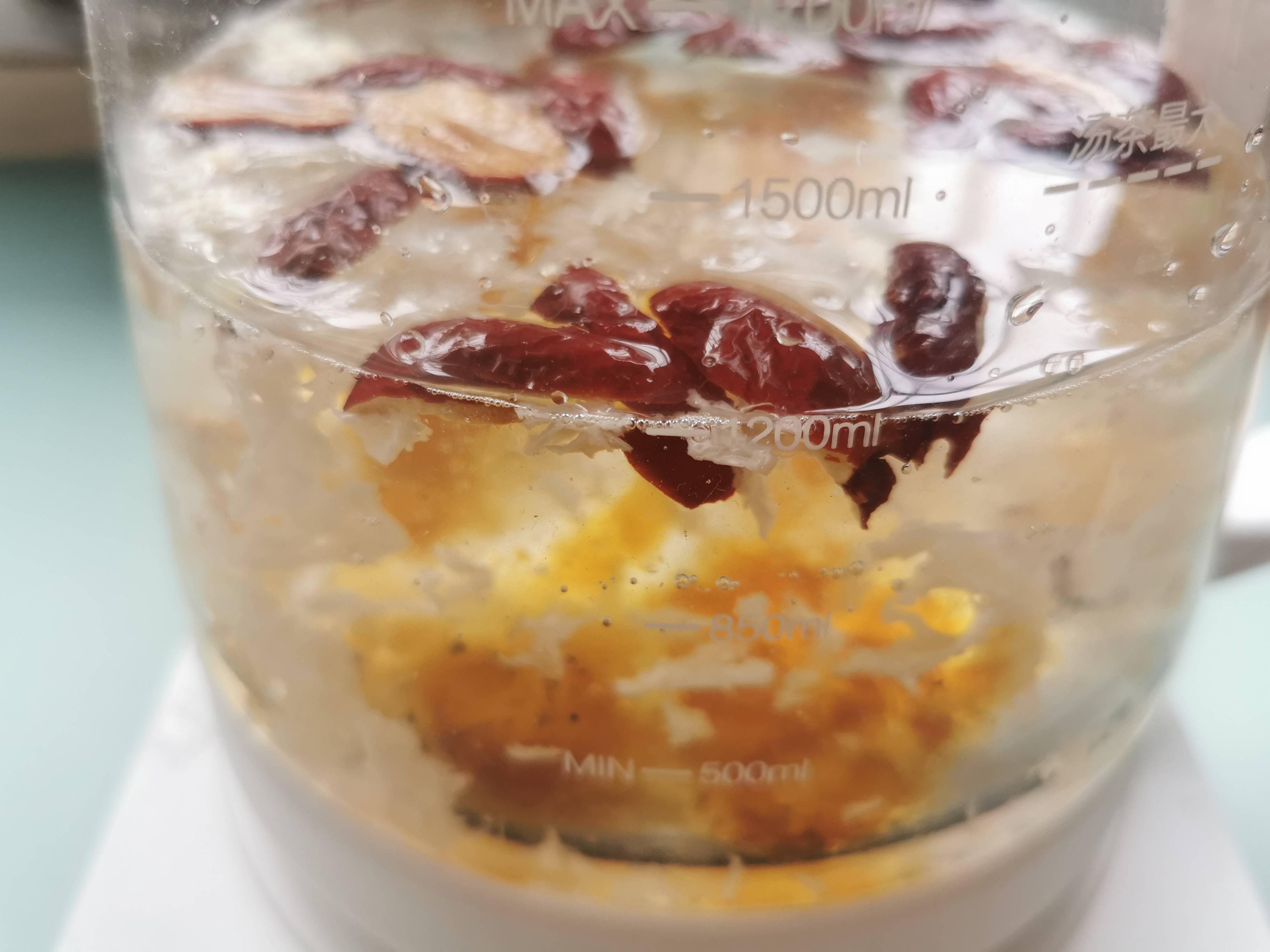 桃胶雪燕银耳红枣羹的做法步骤:5