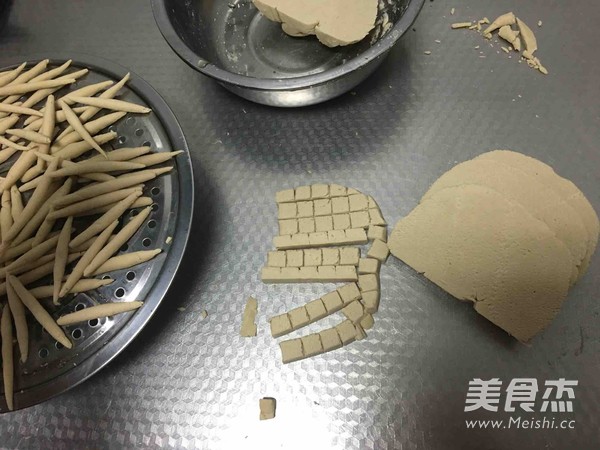 素炒莜面鱼鱼的做法步骤：2