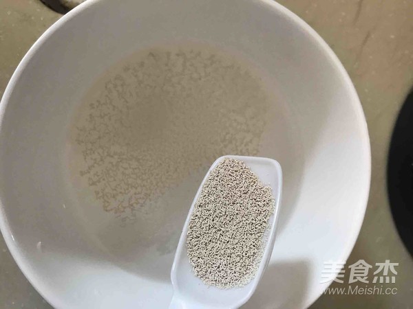 槐花猪肉包的做法步骤：1