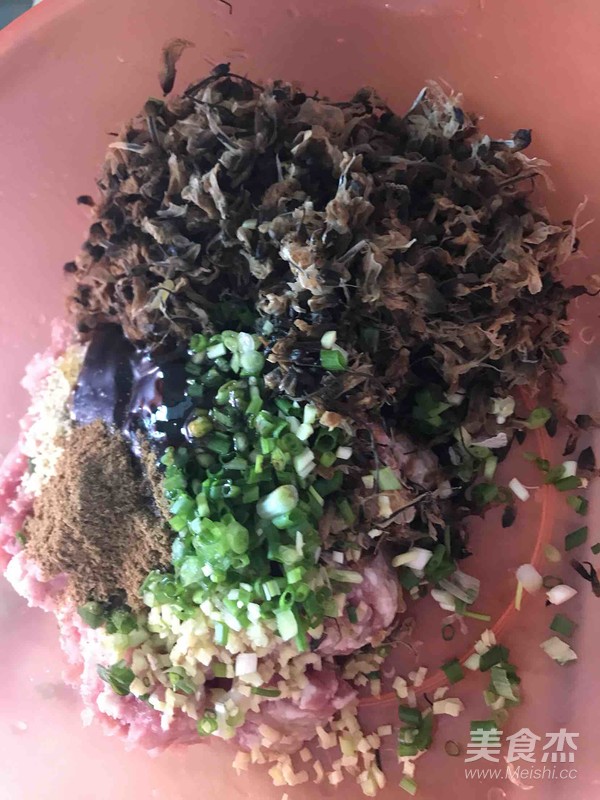 槐花猪肉包的做法步骤:5