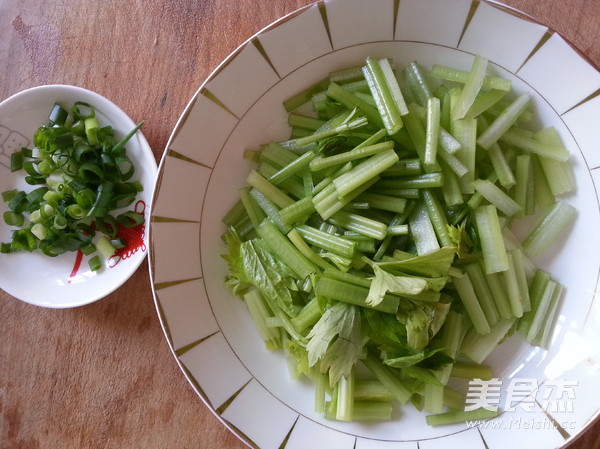 芹菜炒豆皮的做法步骤：2