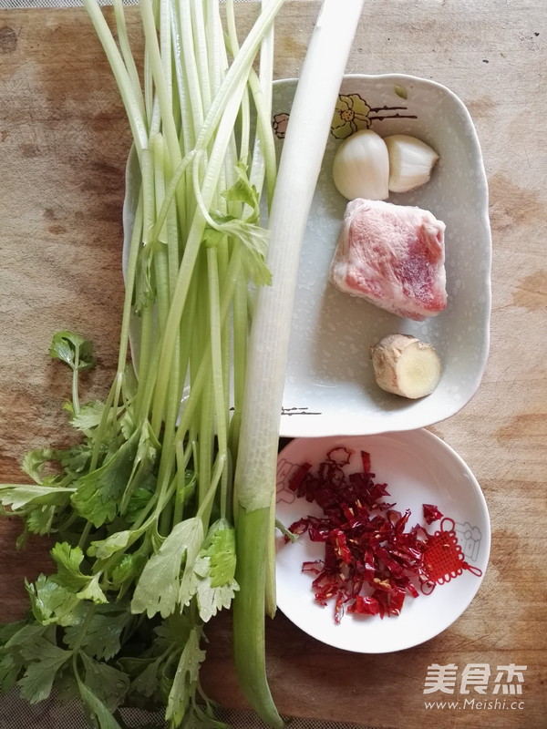 五花肉炒芹菜的做法步骤：1