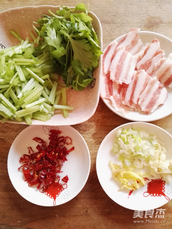 五花肉炒芹菜的做法步骤:2