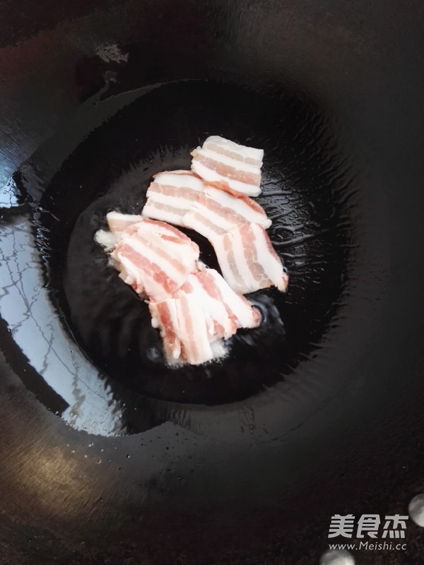 五花肉炒芹菜的做法步骤:3