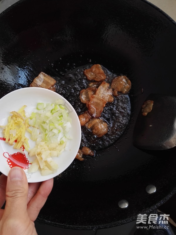 五花肉炒芹菜的做法步骤:5