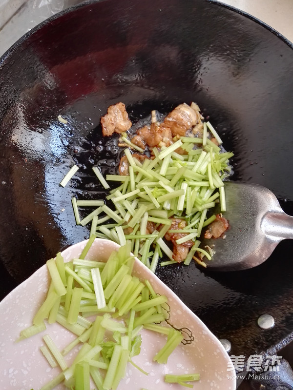 五花肉炒芹菜的做法步骤:6