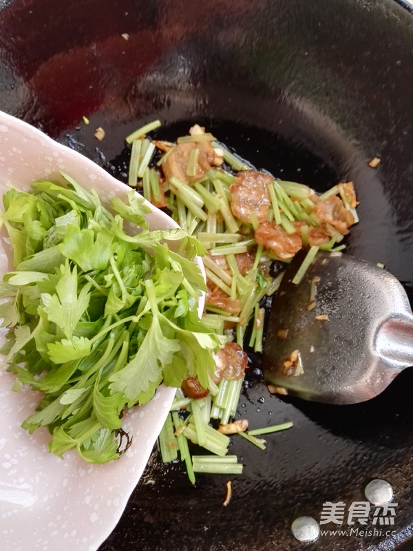 五花肉炒芹菜的做法步骤:7