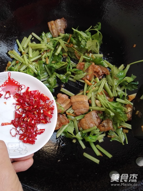 五花肉炒芹菜的做法步骤:8