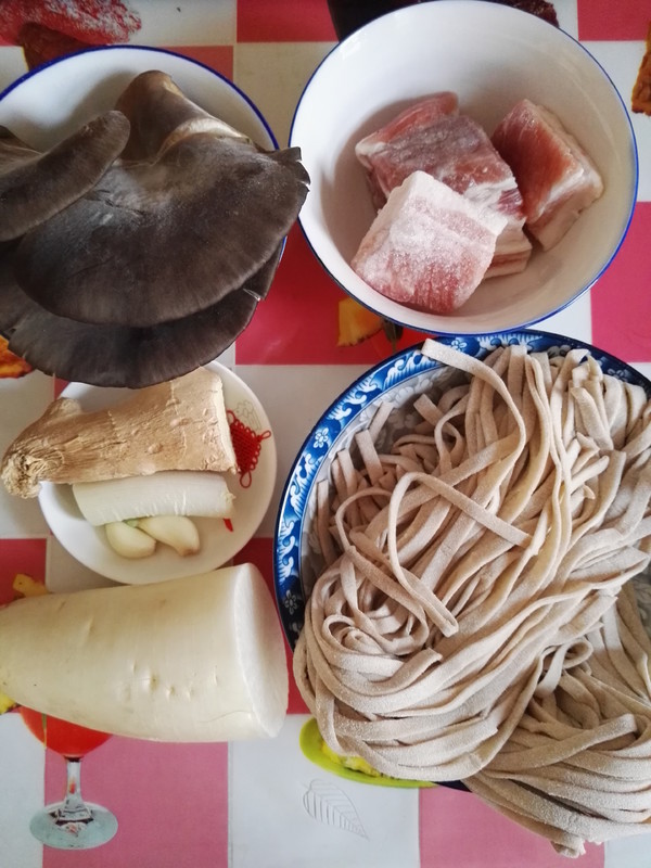 肉酱面的做法步骤：1