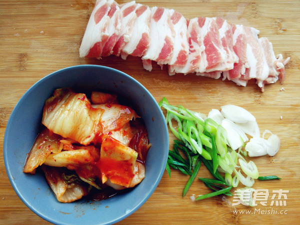 辣白菜炒五花肉樱花味道的做法步骤：1