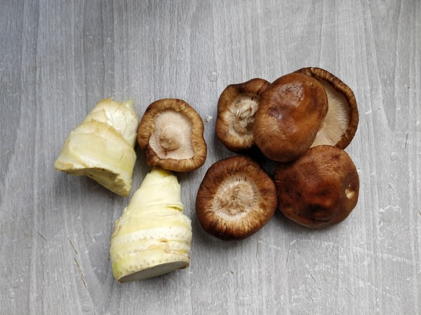 香菇冬笋炖五花肉的做法步骤：5