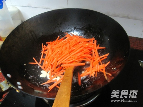 胡萝卜丝炒洋葱的做法步骤:6