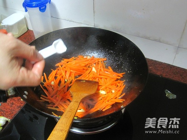 胡萝卜丝炒洋葱的做法步骤:7