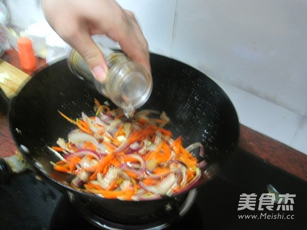 胡萝卜丝炒洋葱的做法步骤:11