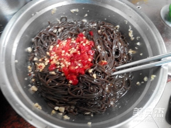 凉拌蕨根粉的做法步骤：9