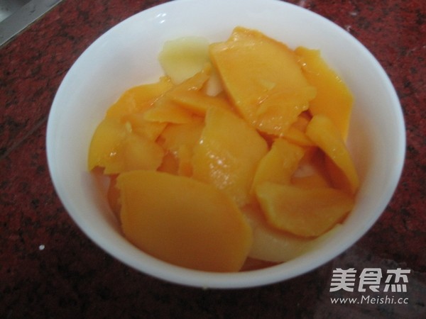 6寸芒果慕斯蛋糕的做法步骤：1