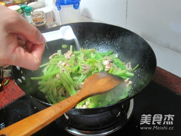 香芹炒小墨鱼的做法步骤：11