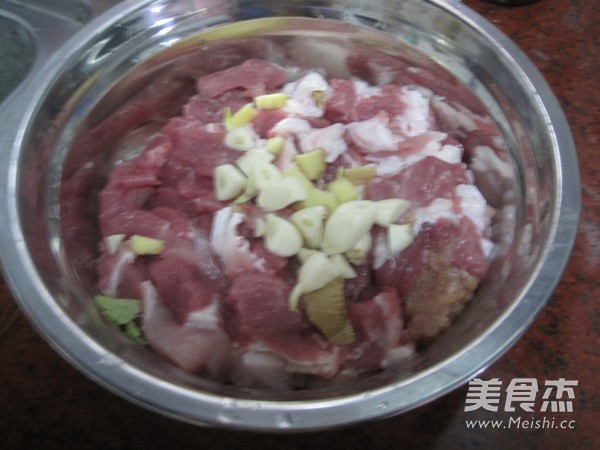 猪肉白菜馅馄饨的做法步骤：1