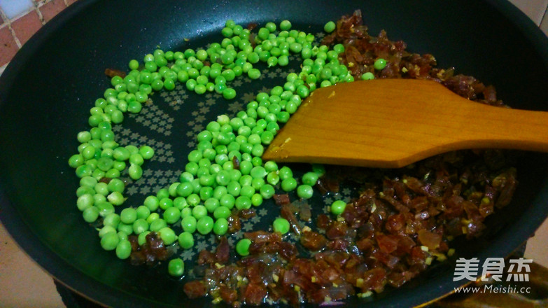 腊肠咖喱炒饭的做法步骤:4