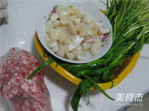 扇贝丁猪肉韭菜饺子馅的做法步骤：1