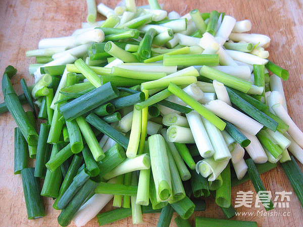 小葱炒鸡蛋的做法步骤:2