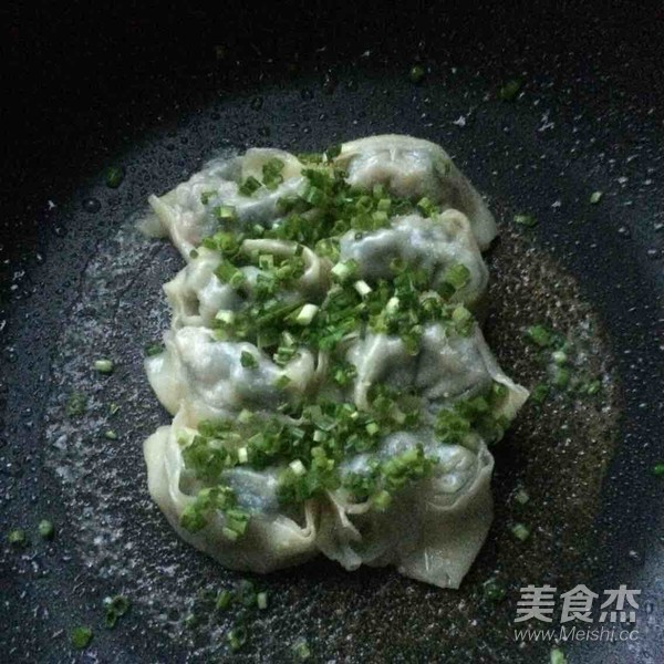 葱香馄饨锅贴的做法步骤：11