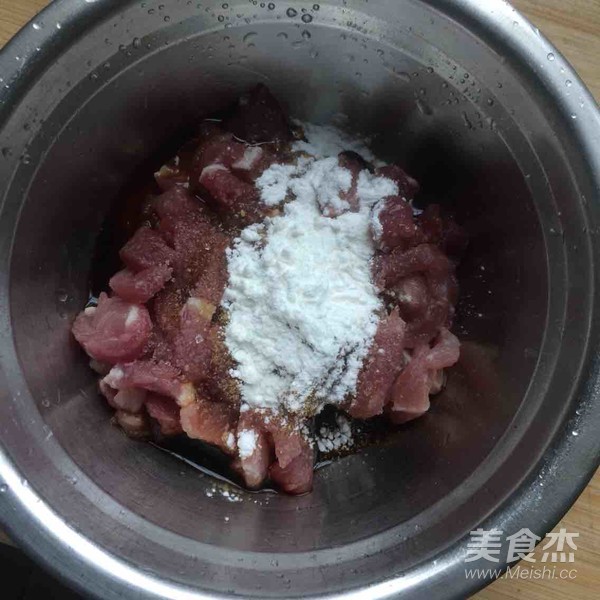 青椒榨菜炒肉丝的做法步骤：1