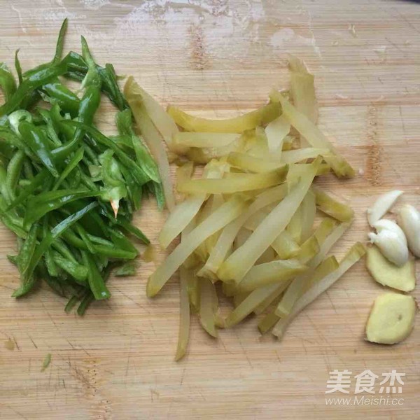 青椒榨菜炒肉丝的做法步骤:4