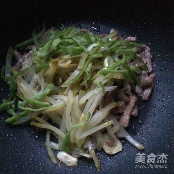青椒榨菜炒肉丝的做法步骤:7