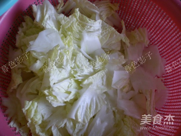 白菜木耳烩丸子的做法步骤：1